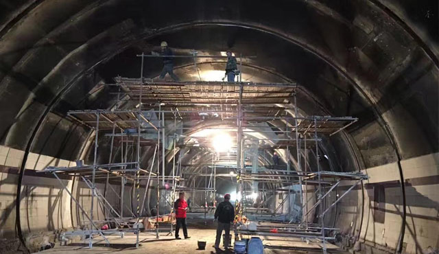 山體隧道堵漏施工現場